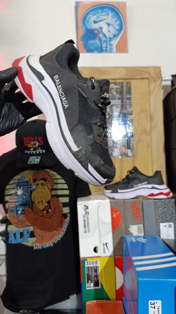 BALENCIAGA