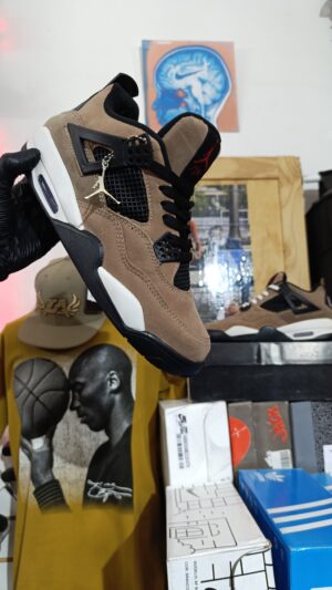 NIKE AIR JORDAN RETRO 4