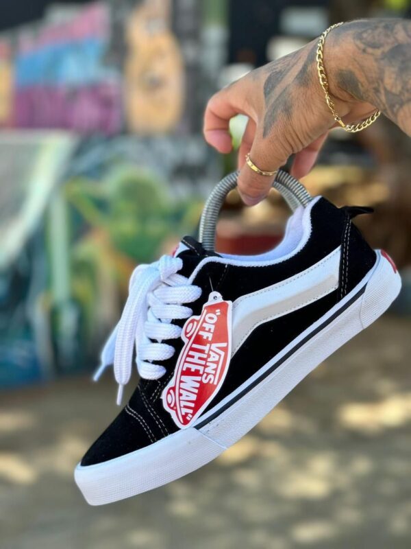 VANS KNU