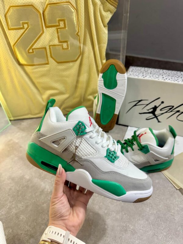 NIKE JORDAN RETRO 4