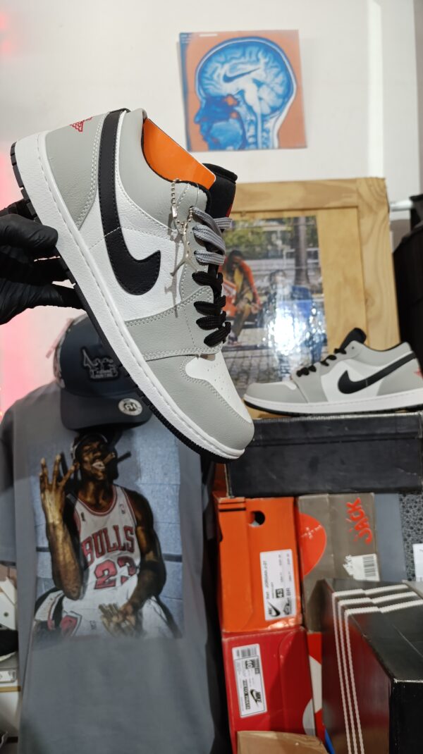 NIKE SB DUNK LOW JORDAN