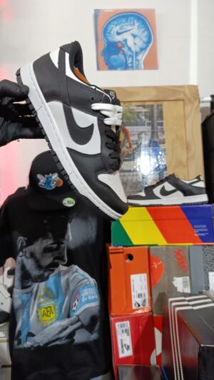 NIKE SB DUNK LOW PANDA