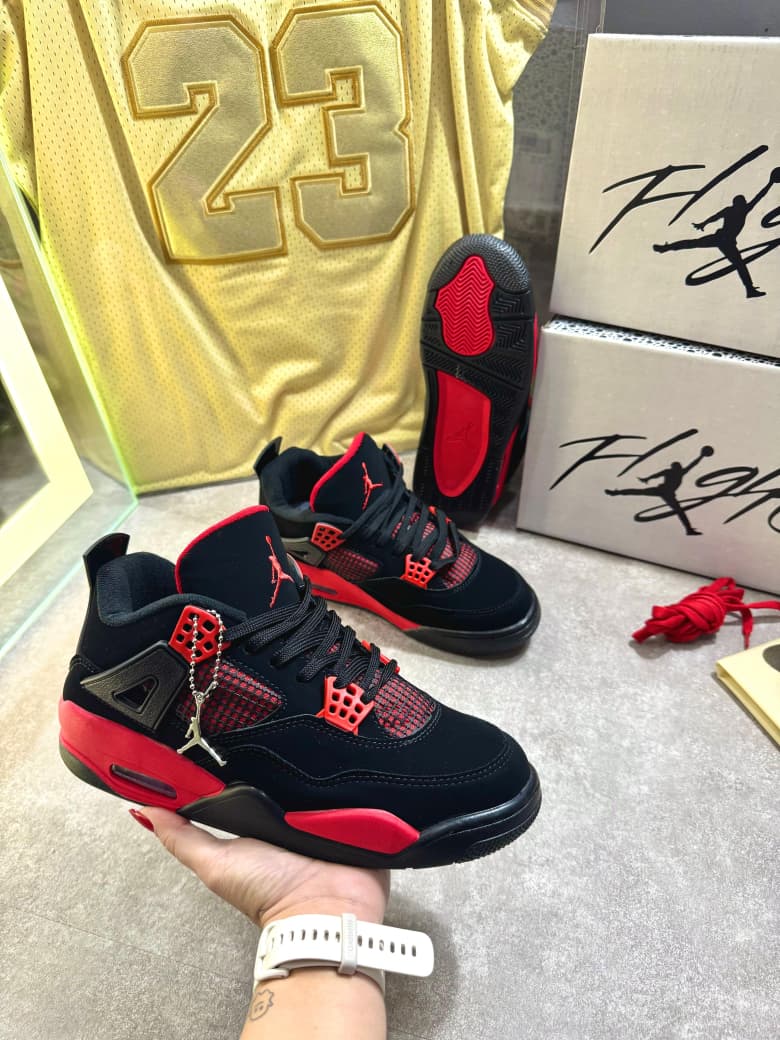 NIKE JORDAN RETRO 4