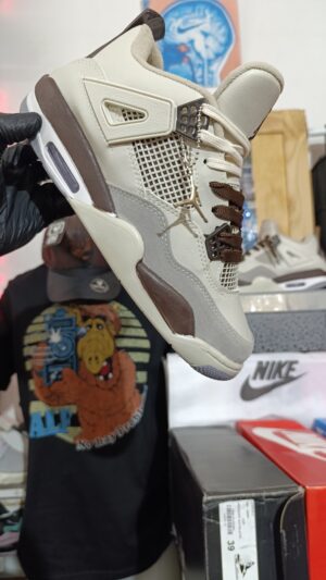 NIKE JORDAN RETRO 4