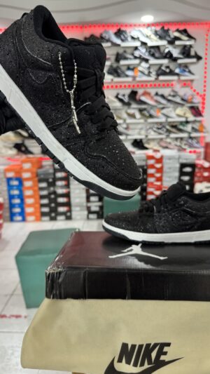 NIKE SB DUNK LOW X JORDAN (CON BRILLOS)