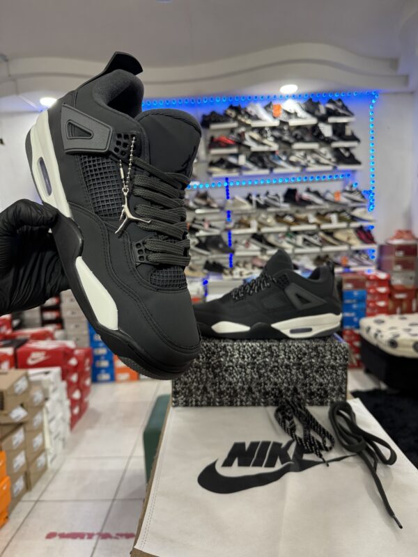 NIKE AIR JORDAN RETRO 4