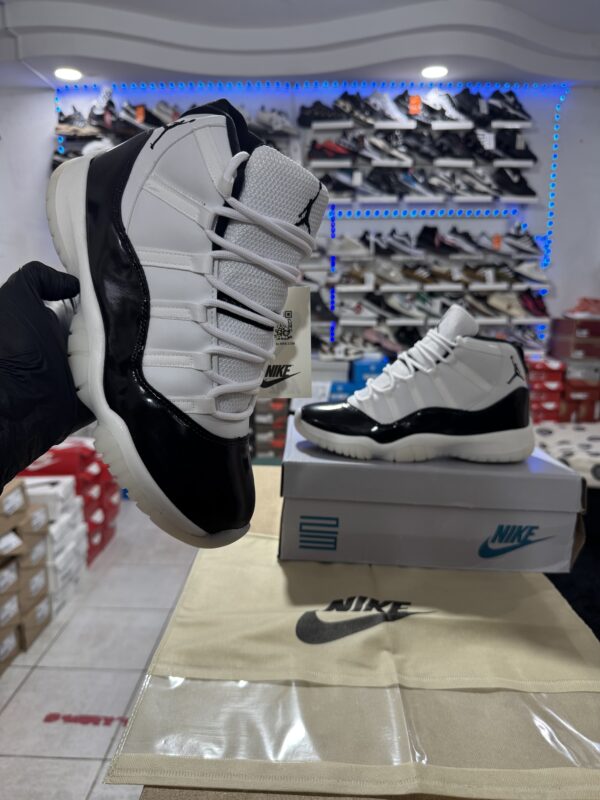 NIKE AIR JORDAN 11 RETRO
