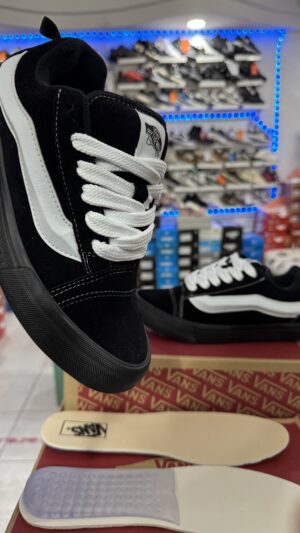VANS KNU
