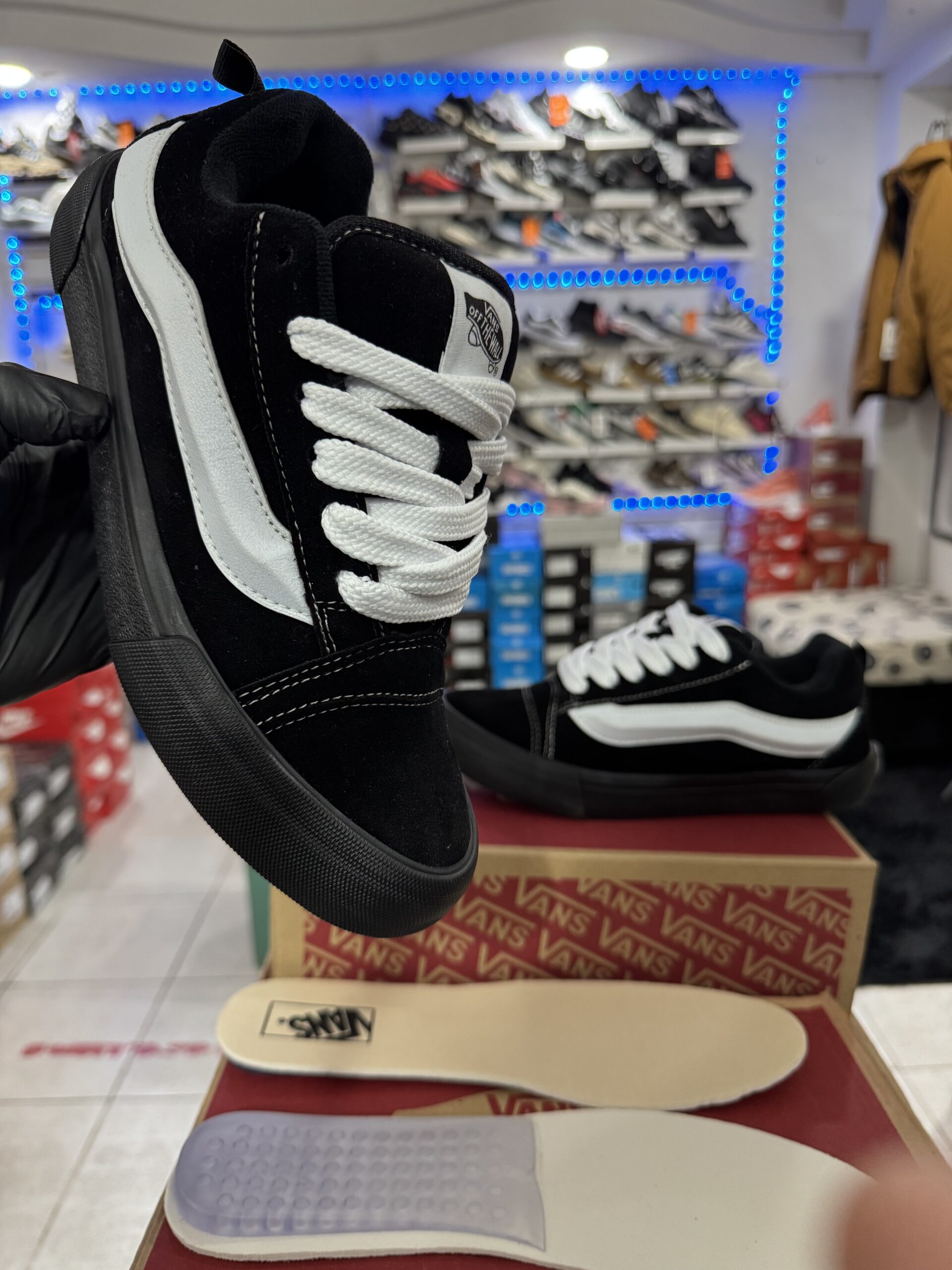 VANS KNU