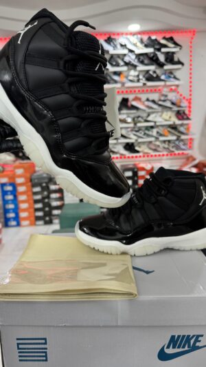 NIKE JORDAN 11