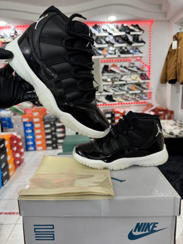 NIKE JORDAN 11