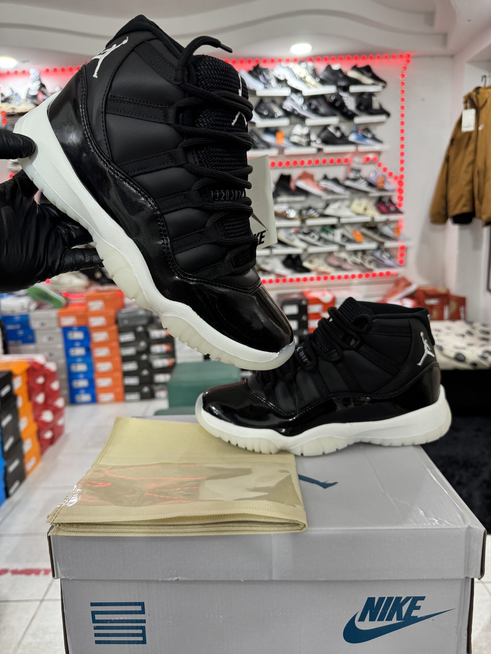 NIKE JORDAN 11