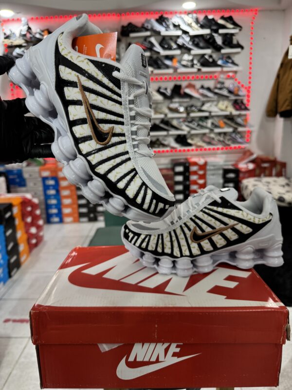 NIKE SHOX