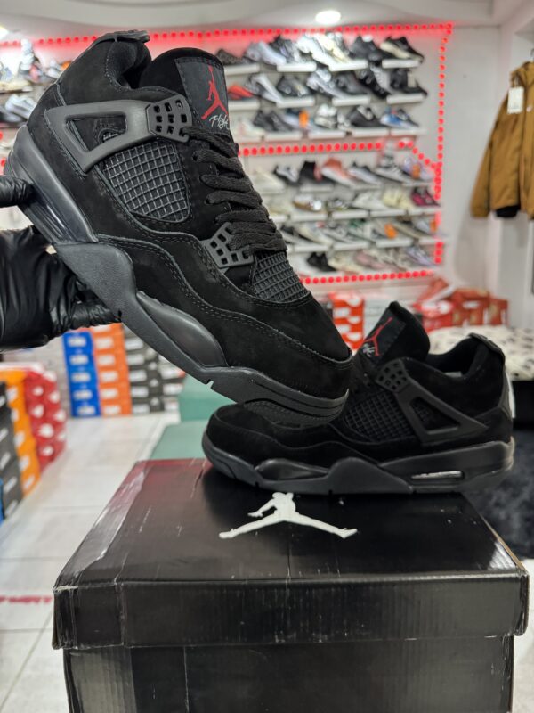 NIKE AIR JORDAN RETRO 4