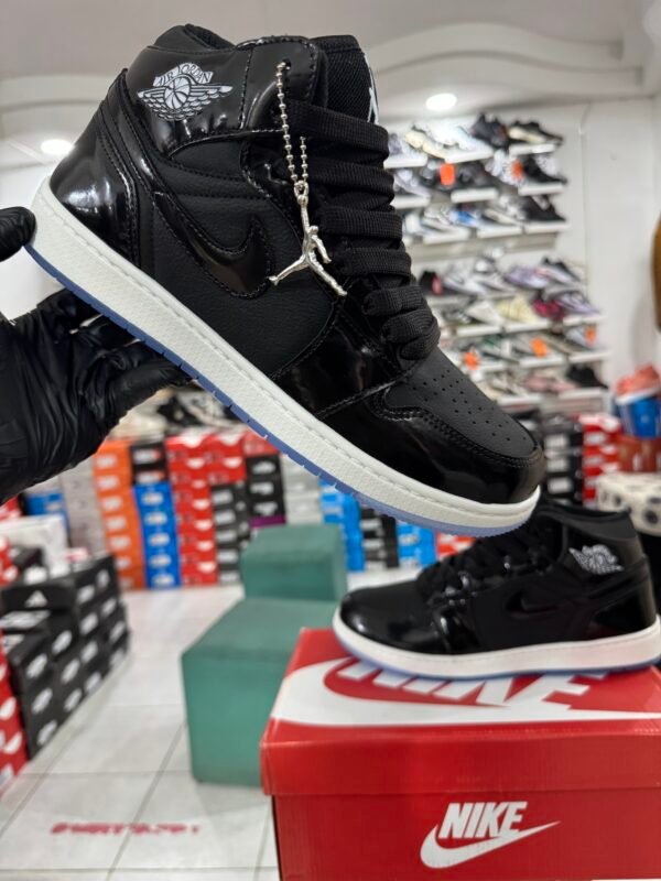 NIKE AIR JORDAN 1