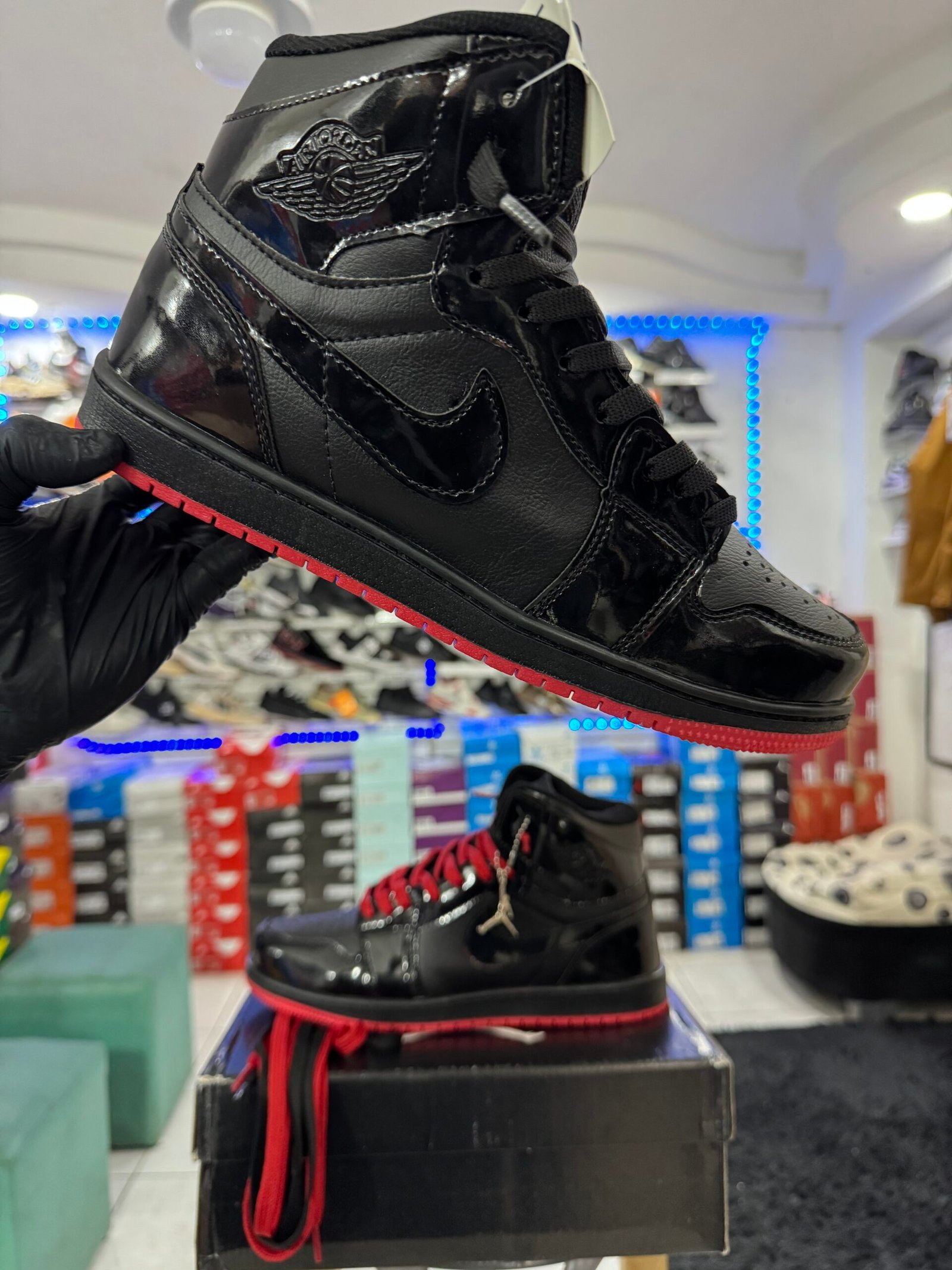 NIKE AIR JORDAN 1
