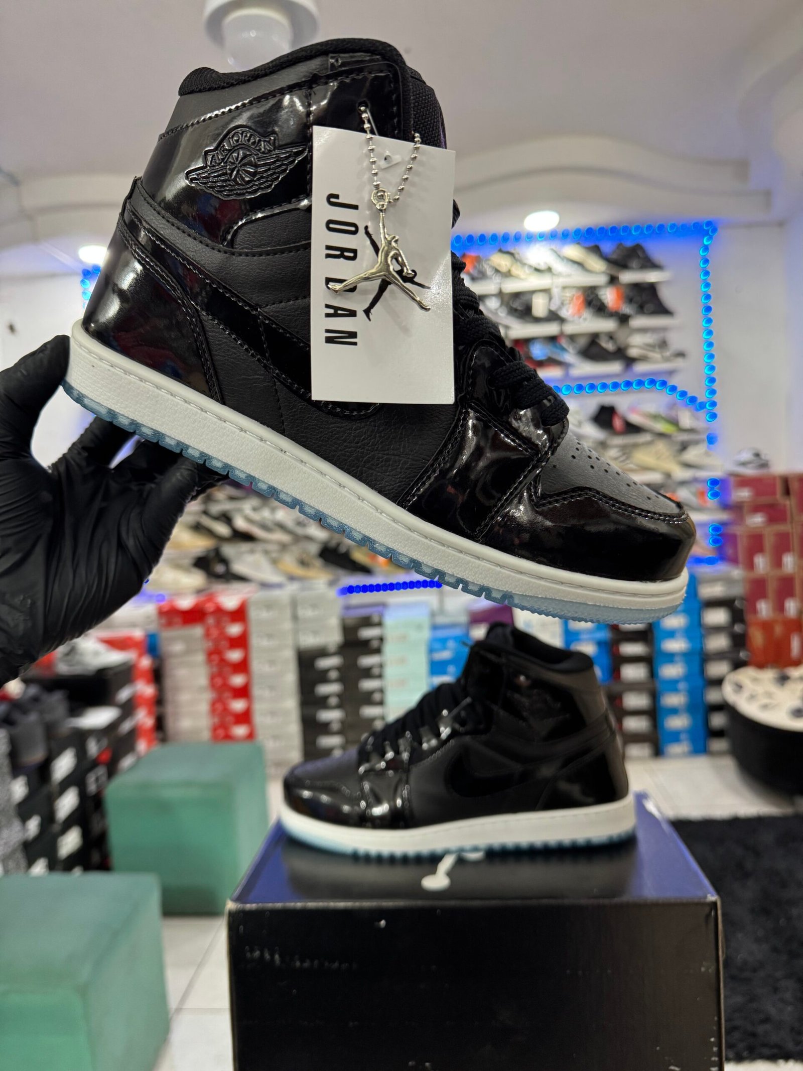 NIKE AIR JORDAN 1