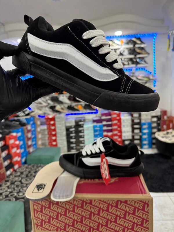 VANS KNU