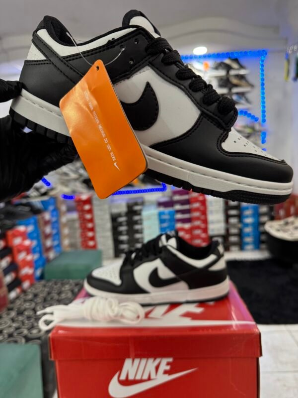 NIKE SB DUNK LOW PANDA
